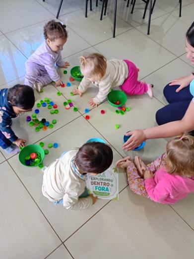 Crianças da Recrear: explorando tampinhas, Maternal (2 a 4 anos)