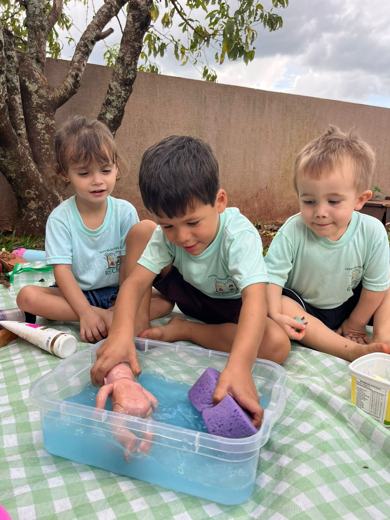 Crianças da Recrear: higiene e cuidados com bonecas, Maternal (2 a 4 anos)